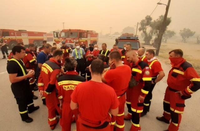 Slovenskí hasiči pomáhajú Grécku v boji proti lesným požiarom (foto)