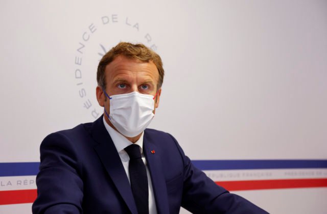Francúzsky prezident Macron nalieha na očkovanie, vírus je stále prítomný