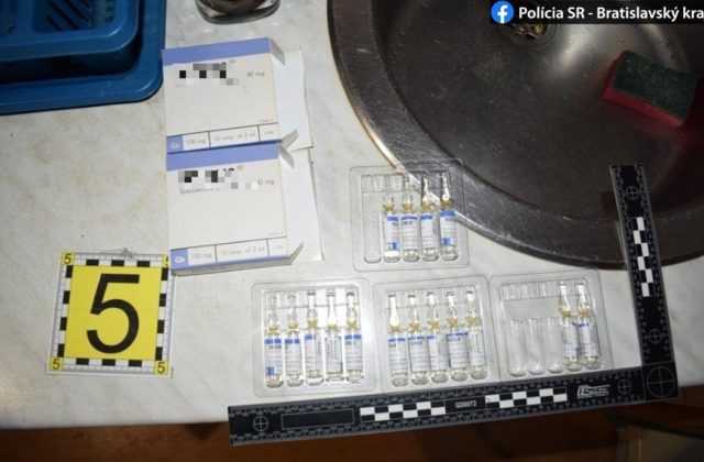 Bratislavskí kriminalisti zadržali väčšie množstvo heroínu, z výroby omamných látok obvinili muža a ženu (foto)