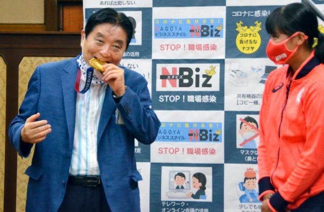 Japonskej softbalistke vymenia zlatú medailu, do cenného kovu sa jej zahryzol starosta Nagoje