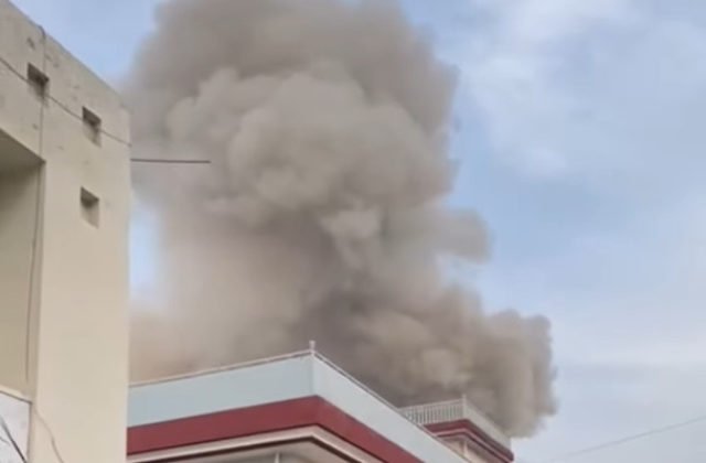 V závode na výrobu zbraní nastala veľká explózia, výbuch zabil najmenej troch zamestnancov (video)