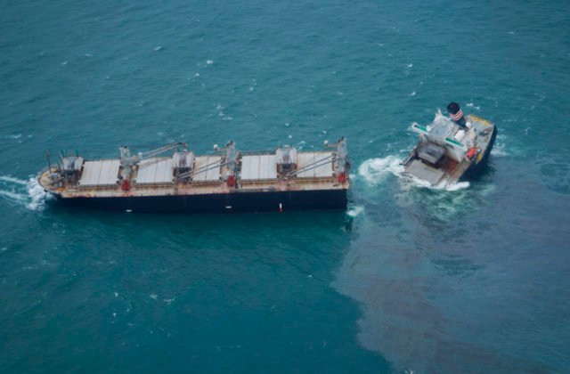 Nákladná loď sa pri pobreží Japonska zlomila na dve časti, do mora uniká palivo (video)