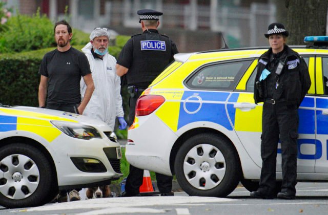 Muž v Anglicku zastrelil piatich ľudí, medzi obeťami je aj páchateľ a malé dieťa