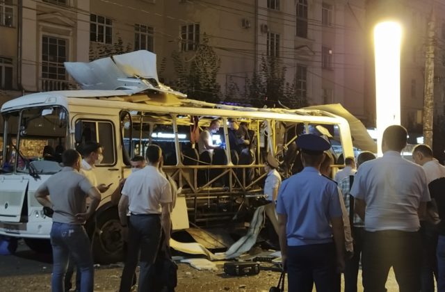 V centre Voroneži vybuchol autobus, explózia si vyžiadala dve obete a niekoľko zranených (video)
