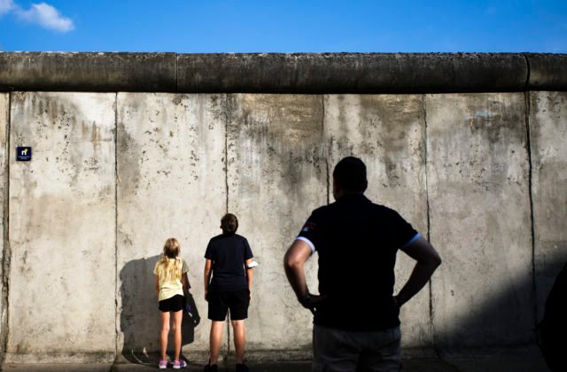Pred 60 rokmi začali stavať Berlínsky múr, Nemecko rozdelil na dve časti (video)