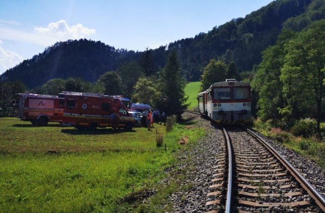Na železničnom priecestí v Rajeckých Tepliciach došlo k dopravnej nehode, miesto je neprejazdné