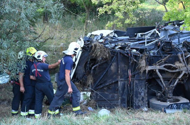 Tragický koniec dovolenky v Chorvátsku, na maďarskej diaľnici havaroval autobus (video+foto)
