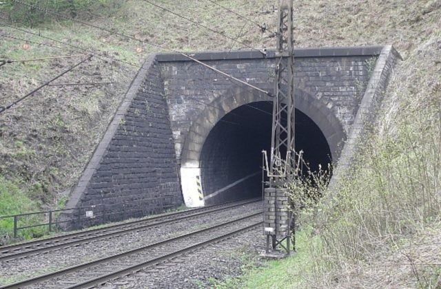 Žena vošla do Bujanovského tunela, vlakovú dopravu zastavili na 80 minút