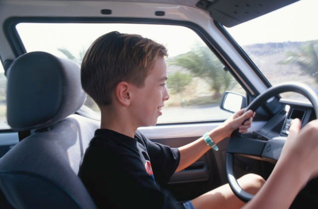 Iba deväťročný chlapec si chcel vyskúšať šoférovanie, po náraze z miesta nehody ušiel