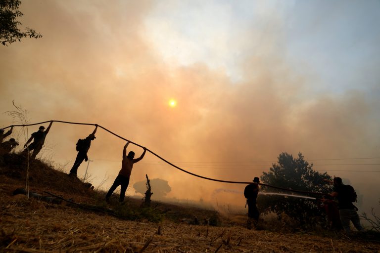 Požiare v Grécku sa priblížili k Aténam, evakuovať museli niekoľko obcí (foto)