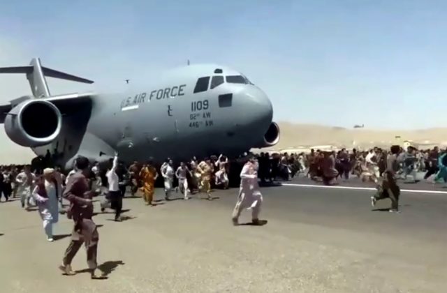 Zúfalí ľudia sa snažili z Kábulu dostať na boku lietadla, chaos si vyžiadal ľudské životy (video)