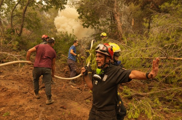 Situácia v Grécku sa stabilizuje a požiare sú pod kontrolou, domov sa vracajú aj slovenskí hasiči