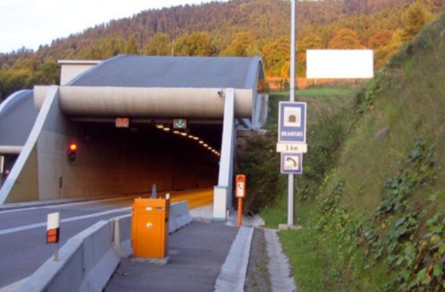 V tuneli Branisko sa stala dopravná nehoda, museli ho uzavrieť v oboch smeroch