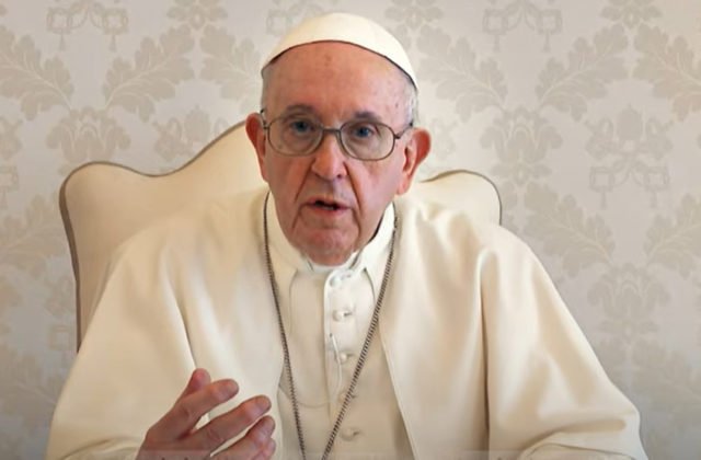 Pápež František hovorí o dôležitosti očkovania vo videu, vníma ho ako skutok lásky (video)