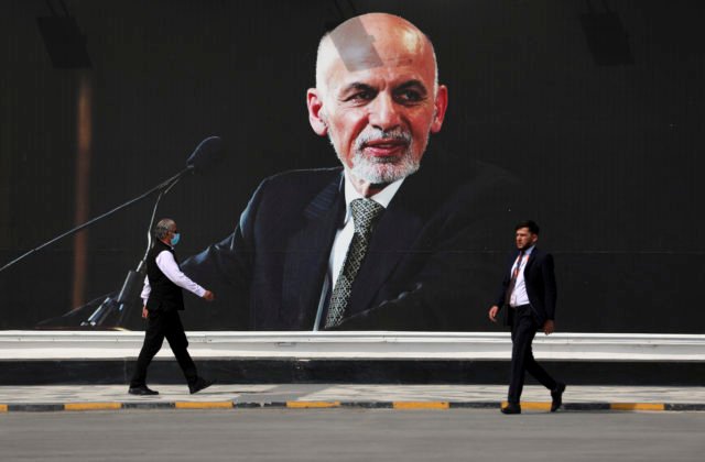 Afganský prezident Ghaní opustil krajinu, aby zabránil krviprelievaniu. Vykradnutie štátnej kasy odmieta