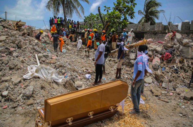 Počet obetí zemetrasenia na Haiti presiahol dvetisíc, desiatky ľudí zostávajú nezvestné (foto)