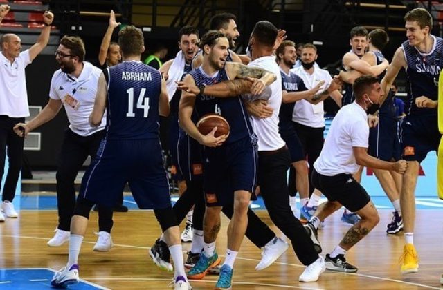 Slovenskí basketbalisti sa prebojovali do kvalifikácie na majstrovstvá sveta, v dramatickom závere zvíťazili nad Severomacedóncami