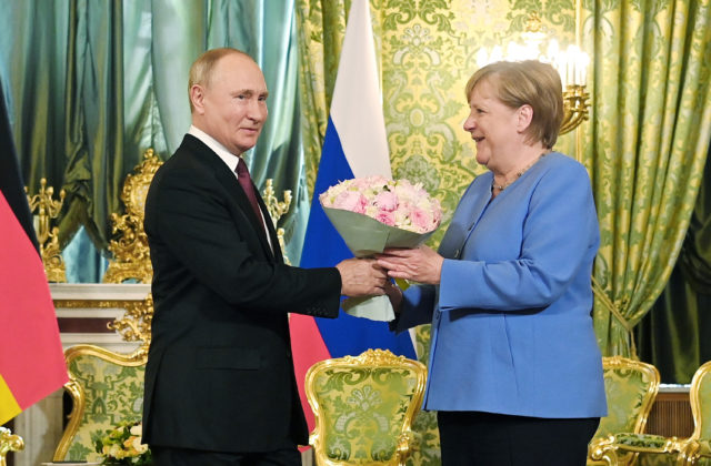 Merkelová sa stretne v Moskve s Putinom, rokovať budú o Afganistane či konflikte na východe Ukrajiny