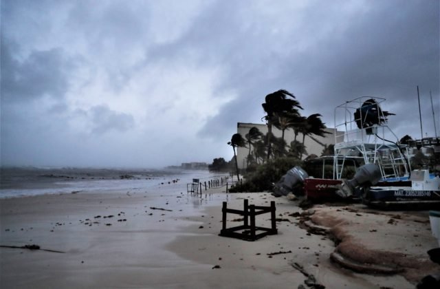Karibským pobrežím Mexika sa prehnal hurikán Grace, mal rýchlosť vetra až 205 km/h (video)