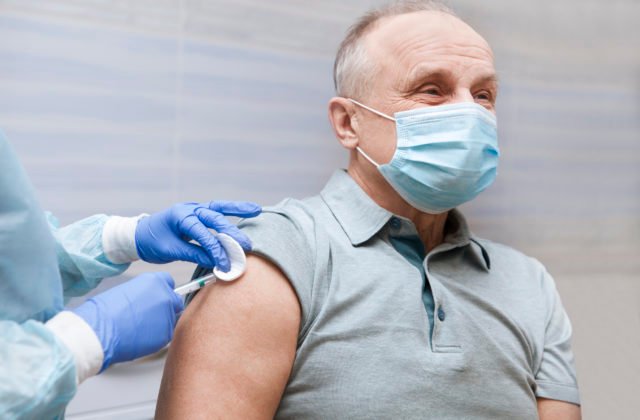 Koronavírus sa v súčasnosti na Slovensku šíri najmä medzi mladými, u starších badať výrazný benefit očkovania
