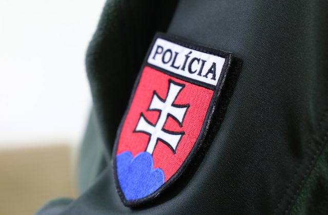 Menovky na rovnošatách policajtov skončia, novelu zákona podpísala prezidentka Čaputová