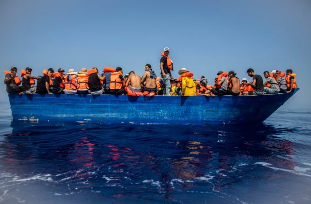 Taliani zachránili zo schátranej lode stovky migrantov, niektorí mali jazvy po mučení
