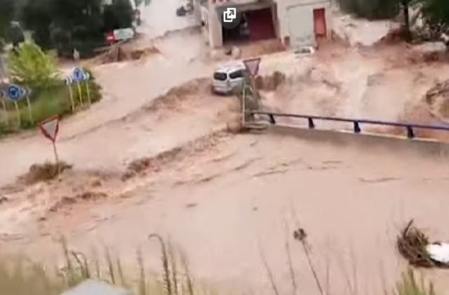 Prímorské katalánske mesto Alcanar postihla náhla povodeň, autá unášala voda (video)
