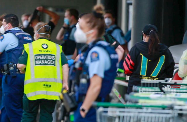 Polícia zastrelila extrémistu, ktorý v supermarkete v Aucklande pobodal šesť ľudí