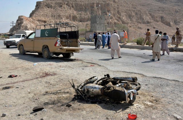 Talibanec zabil pri samovražednom útoku v Pakistane troch vojakov a dvadsiatich zranil