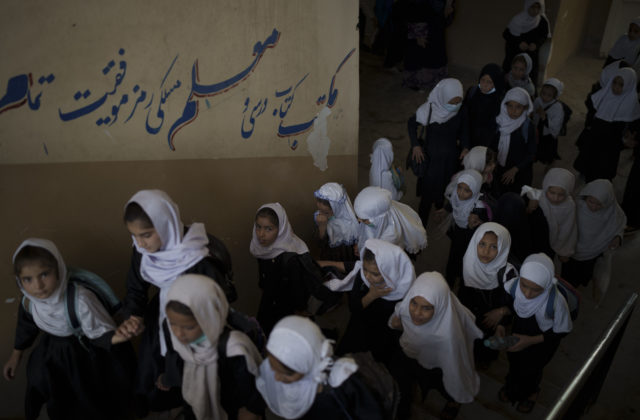 Taliban nastolil prísnejšie pravidlá pre študentky, zmenia dress code a do lavíc už s mužmi nezasadnú