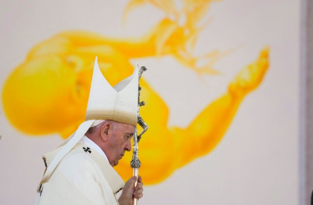 Pápež František dostal od župana Viskupiča keramickú plastiku baziliky v Šaštíne, symbolizuje solidaritu i nádej