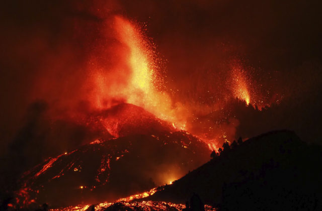 Erupcia sopky na Kanárskych ostrovoch môže trvať aj mesiace, láva už smeruje k moru (video)
