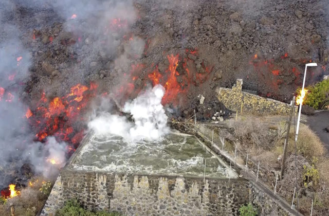 Erupcia sopky na Kanárskych ostrovoch napáchala mnoho škôd. Láva ničila všetko, čo jej stálo v ceste (video)
