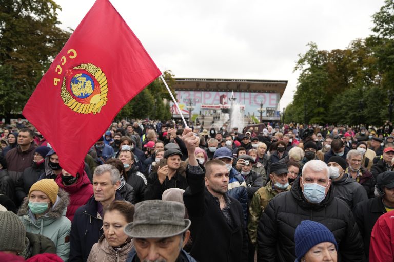 Stovky ľudí protestovali v Moskve proti výsledkom parlamentných volieb, demonštráciu organizovali komunisti