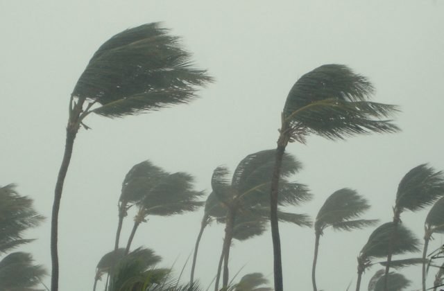 Hurikán Sam naberá na sile, vietor dosiahol rýchlosť takmer dvesto kilometrov za hodinu