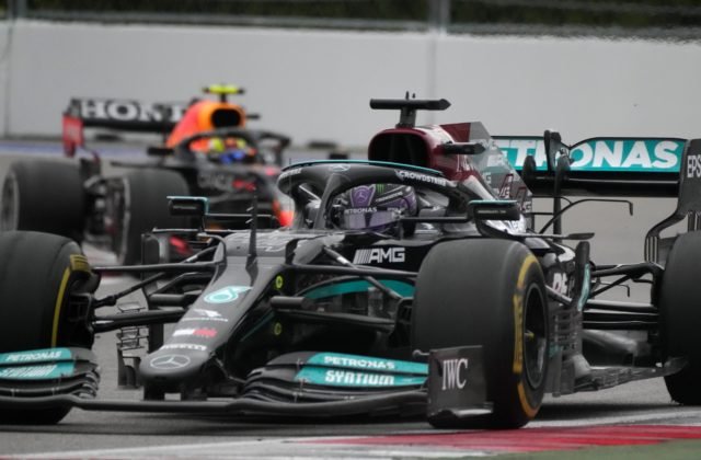 Hamilton napísal na Veľkej cene Ruska históriu F1, Verstappen išiel skvelú stíhaciu jazdu