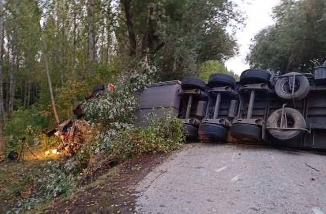 Na juhu Slovenska sa zrazili tri autá a kamión, nehodu neprežili traja ľudia (foto)