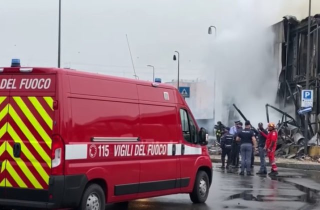 Lietadlo vrazilo do budovy pri Miláne, nikto z ľudí na palube nehodu neprežil (video)