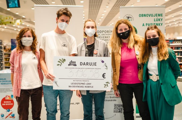 dm podporila sumou takmer 3 200 eur bratislavský klimatický projekt Lesostepné lúky Devínskej Kobyly
