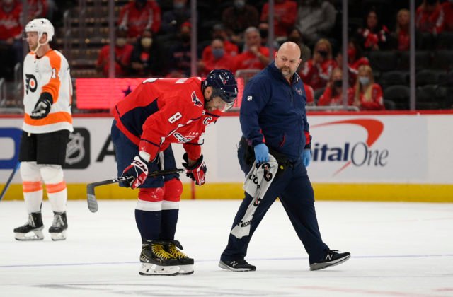 Ovečkin sa zranil na generálke pred začiatkom NHL, musí podstúpiť niekoľko vyšetrení (video)