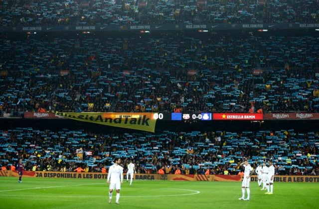 Na povrch vyplávali informácie o zmluvách futbalistov, FC Barcelonu ruinovali extravagantné prémie