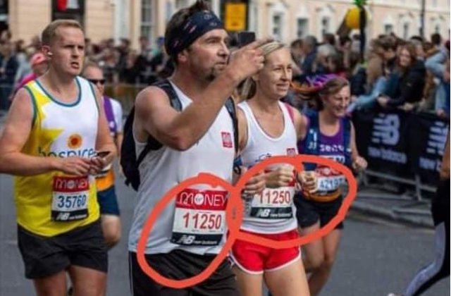 Dvaja poľskí bežci pobúrili Britániu, muž sfalšoval účasť na maratóne a vyrazil s rovnakým číslom ako žena (foto)