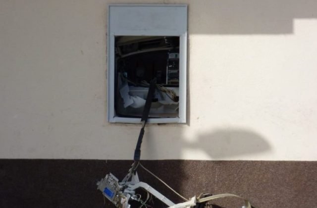 V Dunajskej Strede vybuchol bankomat, na mieste sú pyrotechnici a policajti (foto)