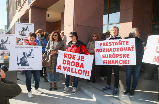 Dosť bolo ignorancie aj stop súdnej mape, pred Kolíkovej ministerstvom sa koná protest (video)
