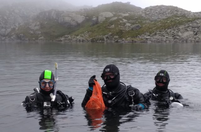 Potápači vylovili z tatranských plies 60 kilogramov odpadu, našli aj požiarny hák z čias monarchie