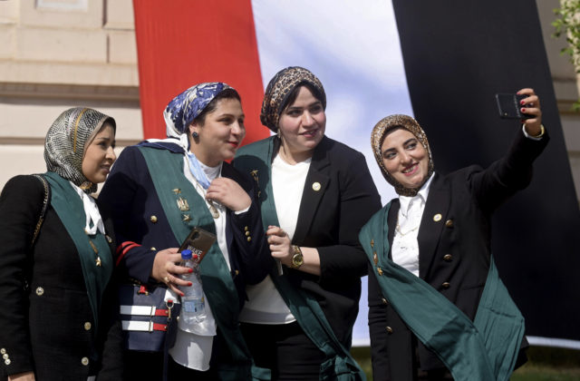 V egyptskej štátnej rade budú premiérovo ženy, sľub zložilo takmer sto sudkýň