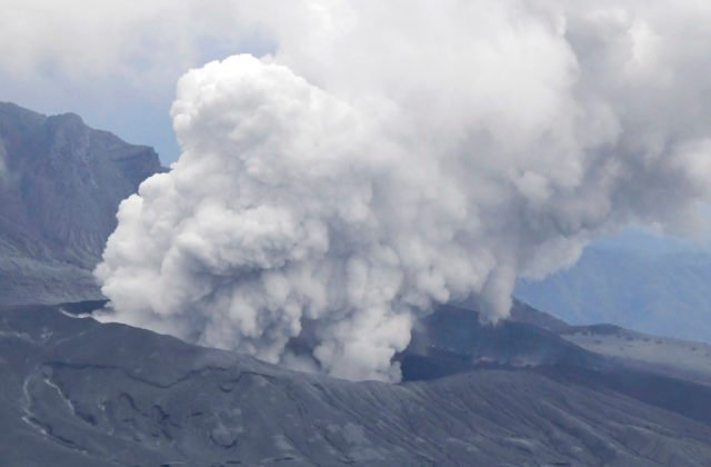 V južnom Japonsku vybuchla sopka Aso, meteorológovia vydali výstrahy pre turistov a obyvateľov (video)