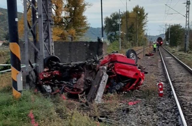 Tragická nehoda na železničnom priecestí v okrese Žarnovica si vyžiadala jednu obeť (foto)