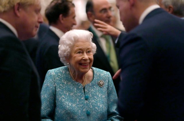 Kráľovnú Alžbetu II. trápi zdravie, pre odporúčania lekárov sa musela vzdať cesty do Severného Írska