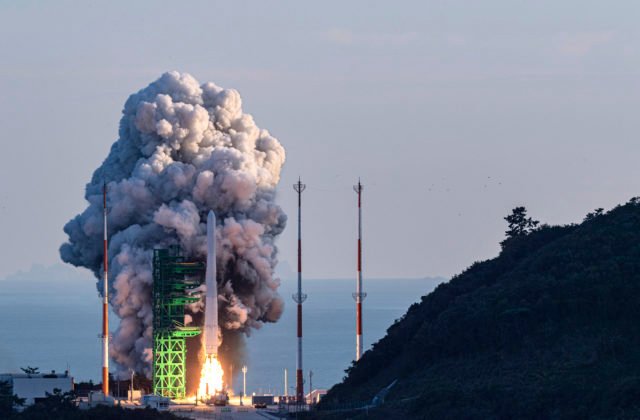 Južná Kórea otestovala svoju prvé vesmírnu raketu, ale náklad na orbitu vyniesť nezvládla